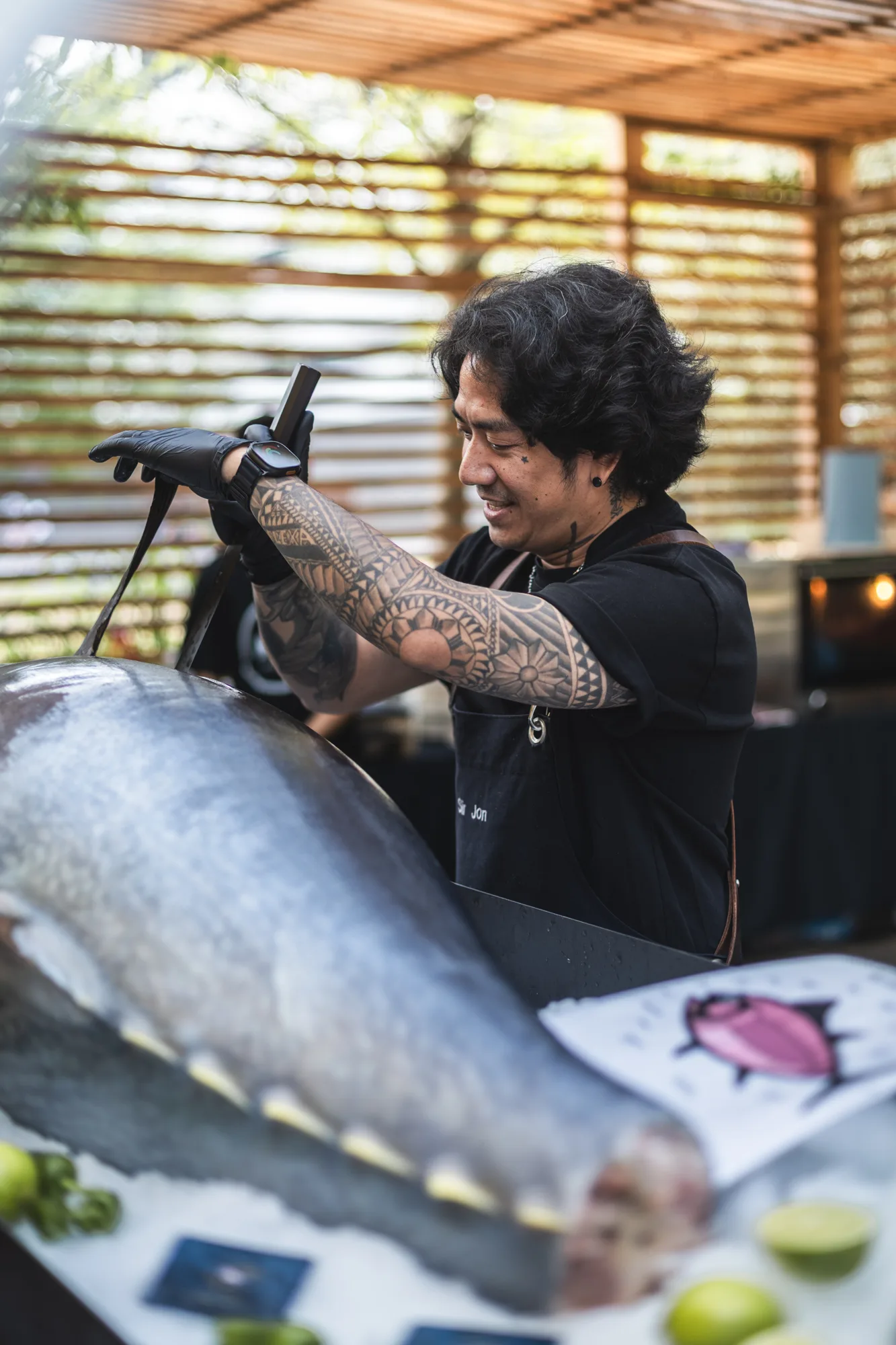 Der Sushi-Meister hebt das lange Messer über den ganzen Bluefin Tuna