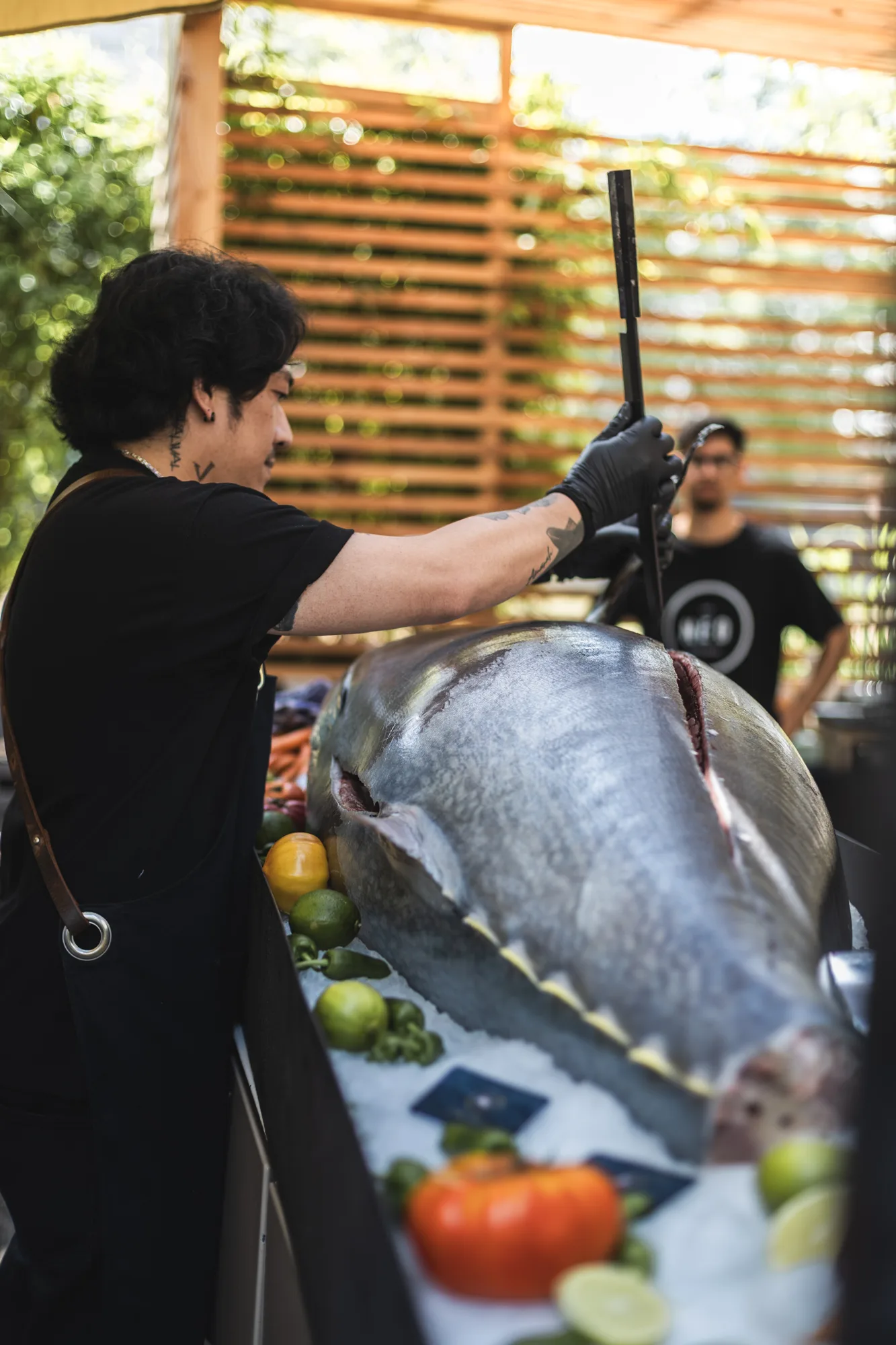 Der Sushi-Meister zerlegt einen ganzen Bluefin Tuna vor den Gästen