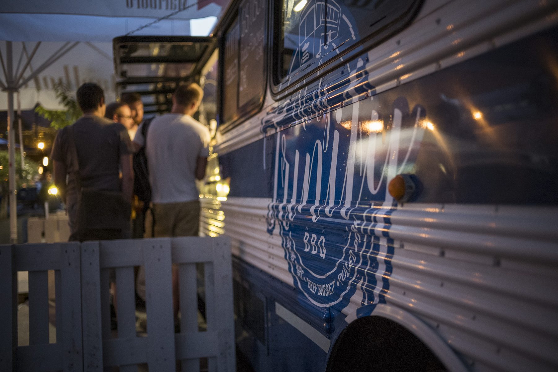 Der beleuchtete Foodtruck am Abend zwischen Lichterketten